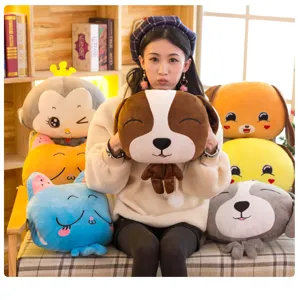 Asiatische Frau hält verschiedene niedliche Comic-Tier-Plüschkissen mit Handwärmertaschen