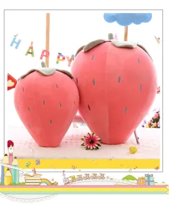 Due adorabili cuscini di peluche a forma di fragola rossa in dimensioni diverse per casa