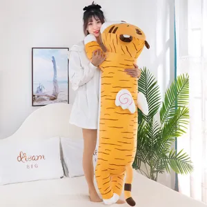 Cojín de peluche de tigre largo sostenido por una modelo en un dormitorio acogedor