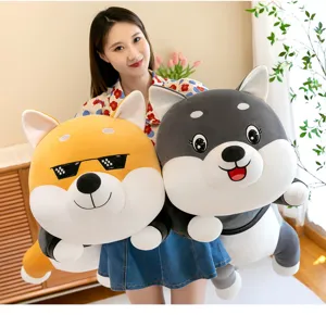 Μοντέλο που κρατά χαριτωμένα λούτρινα Husky και Shiba Inu σε σπίτι