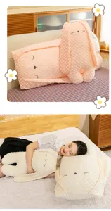 Vista dettagliata del cuscino a forma di coniglio in peluche per bambini con puntini