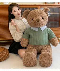 Morbido orsacchiotto di peluche con maglione verde nella scena di dettaglio accogliente.