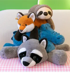 Nahaufnahme von weichen Plüsch-Waschbären, Füchsen, Faultieren und Krokodil-Stofftieren