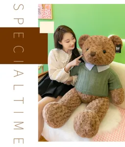 Grande orsacchiotto di peluche con maglione verde, morbida bambola per bambini e decorazione.