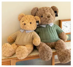 Graziosa coppia di orsacchiotti di peluche con maglioni lavorati, morbido giocattolo dettagli.