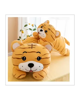 Detalle de cojín de felpa de tigre rechoncho, muñeco de peluche suave, decoración cómoda.
