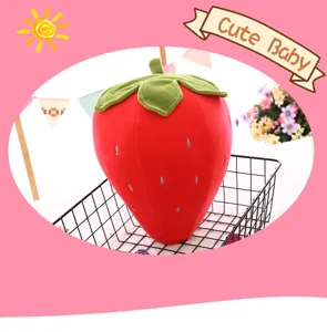 Primo piano di un grande peluche a forma di fragola in un cesto di metallo decorativo