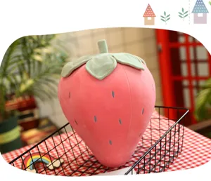 Grande cuscino di peluche a forma di fragola rossa con foglie verdi soffici