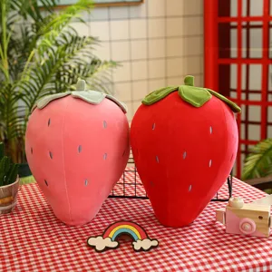 Due grandi cuscini di peluche a forma di fragola in rosso e rosa per la cameretta