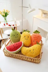 Gruppo di simpatici peluche a forma di frutta e verdura con faccine sorridenti in un cesto