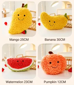 Quattro simpatici peluche di frutta: mango, banana, anguria e zucca con dimensioni