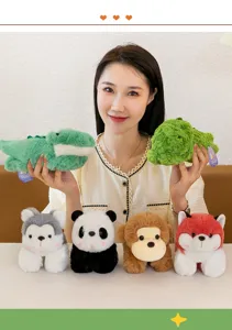 Vista detallada de lindas pulseras de peluche de animales con diseños de zorro y panda
