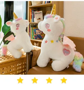 Vista dettagliata di peluche unicorno bianco con corno dorato e coda arcobaleno