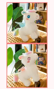Vista laterale di due peluche unicorno bianco con corna dorate e criniere colorate