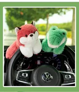 Detalle de lindas pulseras de presión de peluche de zorro y cocodrilo en un volante