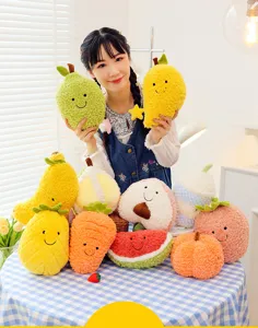 Collezione di vari simpatici peluche di frutta come anguria e fragola tenuti da una modella