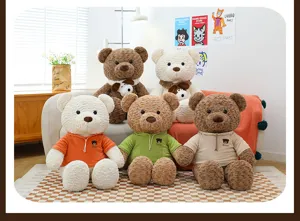 Grupo de lindos ositos de peluche con sudaderas coloridas en una acogedora sala.