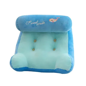 Cuscino schienale a cuneo in peluche blu con poggiatesta e ricamo a forma di balena