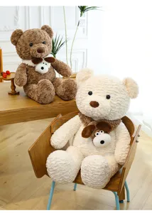 Dos adorables ositos de peluche en marrón y crema en una habitación acogedora.