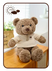 Osito de peluche marrón con sudadera crema, sentado en un ambiente acogedor.