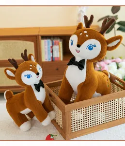 Vista dettagliata di due teneri peluche di cervo sika con papillon neri in casa accogliente