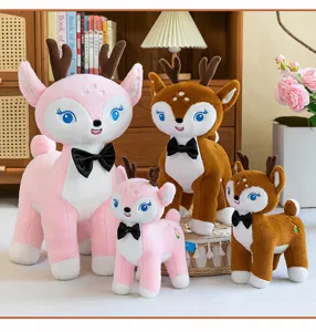Dettaglio di peluche a forma di cervo rosa e marroni con ricamo a tulipano
