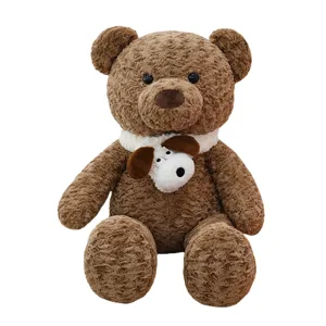 Lindo oso de peluche marrón rizado con bufanda blanca decorativa de animal suave