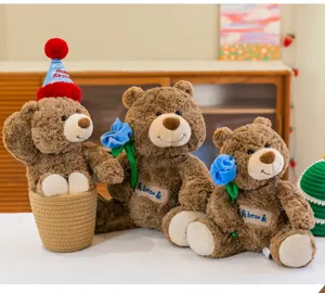 Orsetti di peluche marroni con fiori blu e festoso cappello di compleanno con paillettes.