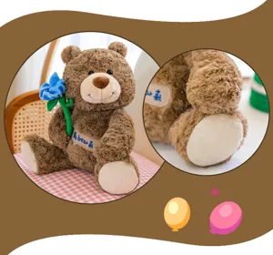 Vista dettagliata dell'orsetto di peluche marrone con fiore blu e toppa