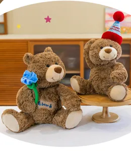 Vista dettagliata di due orsetti di peluche marroni, uno con cappello e uno con fiore.