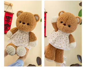Detailansicht eines weichen braunen Teddybären-Plüschtiers mit weißem Blumen-Spitzenkleid
