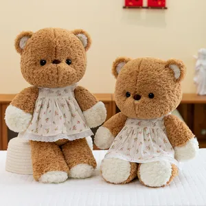 Paar süße braune Teddybären Plüschtiere in weißen Blumenkleidern für Kindergeschenke