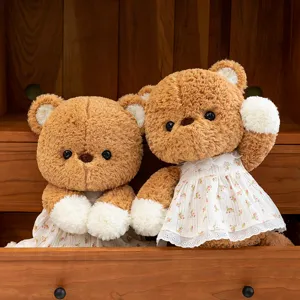 Zwei flauschige braune Teddybären im Blumenkleid in einer Holzschublade als Geschenk
