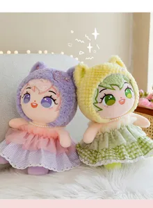 Detalle de dos suaves muñecas de peluche con vestidos de encaje sobre piel blanca.