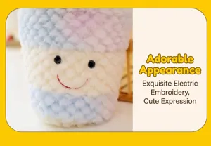 Primo piano del volto sorridente ricamato su un colorato peluche di frutta
