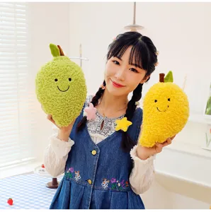 Modella con graziosi peluche a forma di frutta gialla e verde per regali bimbi