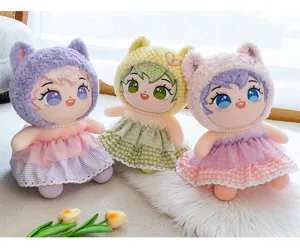 Tres adorables muñecas de algodón con gorros de gato y vestidos de encaje sobre alfombra