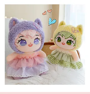 Vista detallada de dos lindas muñecas de algodón de felpa con trajes de orejas de gato