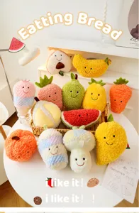 Collezione colorata di simpatici peluche a forma di frutta e verdura sorridenti