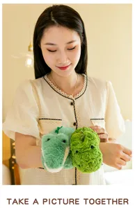 Lindo brazalete de cocodrilo de peluche verde usado por una chica, detalle de tela suave.