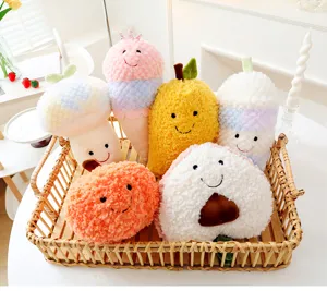 Assortimento di colorati peluche a forma di frutta e dessert in un cesto di vimini.