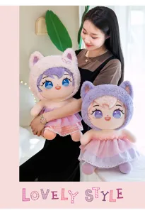 Vista detallada de dos lindas muñecas de peluche en rosa y morado sostenidas por modelo