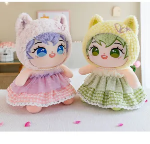 Pareja de lindas muñecas de algodón de peluche en vestidos de encaje y gorros de animal