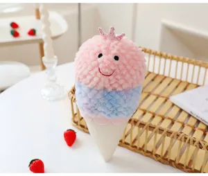 Vista dettagliata di un simpatico peluche a forma di gelato con corona rosa glitterata
