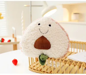 Primo piano di un simpatico peluche a forma di frutta sorridente in un accogliente cesto di legno