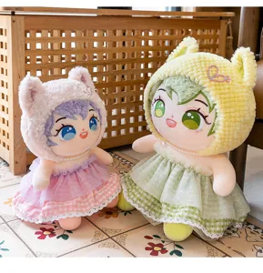 Par de lindas muñecas de felpa de algodón con vestidos de colores y capuchas.