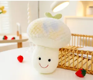 Dettaglio di un morbido peluche a forma di fungo con un simpatico viso sorridente.