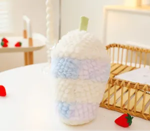 Primo piano di peluche color pastello a forma di gelato con consistenza morbida