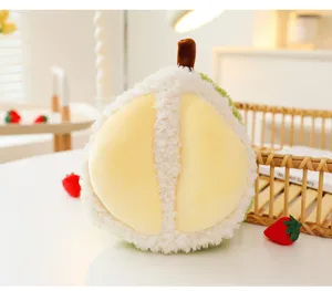 Dettaglio di un morbido peluche a forma di durian con texture soffice e colori giallo brillante