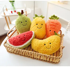 Assortimento di peluche di frutta creativi con faccine sorridenti in un cesto di vimini.